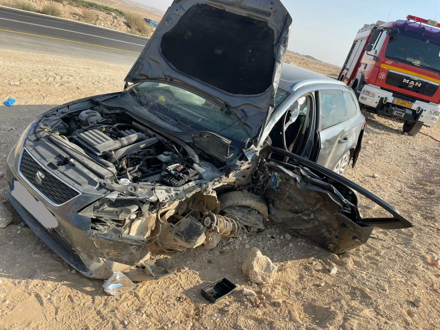 النقب: تخليص عالق جرّاء حادث طرق بين سيارة وشاحنة على شارع 204